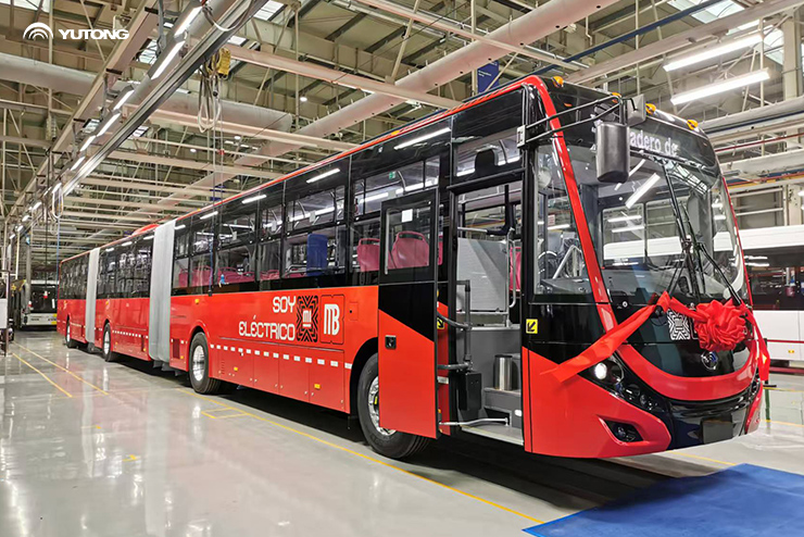 Le 1<sup>er</sup> bus bi-articulé de 26 m 100 % électrique au monde est sorti avec succès de la chaîne de montage